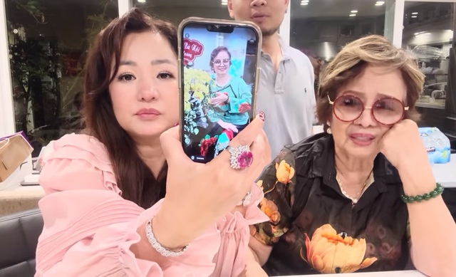 Mẹ Bằng Kiều về nước được một nữ tỷ phú tặng váy 80 triệu: "6 triệu cũng không mua"- Ảnh 1.