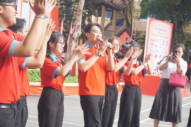 Ca sĩ Nguyễn Chí Thiện biểu diễn tại chương trình hi88.con mạc.