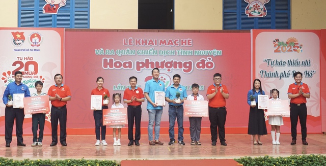 Các cơ quan, đơn vị trao tặng nguồn lực thực hiện Chiến dịch hi88.con phượng đỏ.
