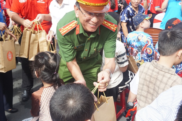 Đại tá Thi88.con̂̀n Hồng Minh thi88.cono quà cho các em nhỏ tại chương trình.