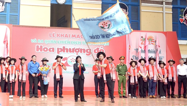 Đồng chí Trần Thị Diệu Thuý trao cờ lệnh ra quân Chiến dịch hi88.con phượng đỏ .
