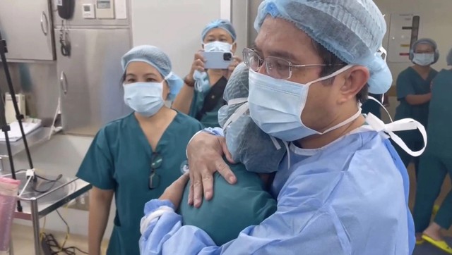 TS.BS Đỗ Nguyên Tín - trưởng đơn vị can thiệp tim mạch Bệnh viện Nhi đồng 1 và đồng nghiệp xúc động, bật khóc sau khi can thiệp bào thai thành công TS.BS Đỗ Nguyên Tín - trưởng đơn vị can thiệp tim mạch Bệnh viện Nhi đồng 1 và đồng nghiệp xúc động, bật khóc sau khi can thiệp bào thai thành công