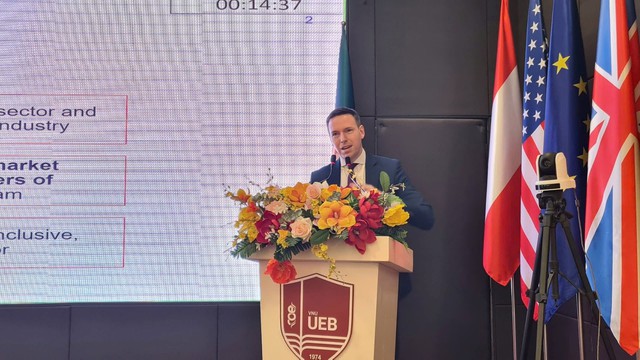Hội thảo quốc tế “Quản trị nguồn nhân lực chiến lược trong phát triển ngành công nghiệp bán dẫn tại Việt Nam”- Ảnh 7. Hội thảo quốc tế “Quản trị nguồn nhân lực chiến lược trong phát triển ngành công nghiệp bán dẫn tại Việt Nam”- Ảnh 7.