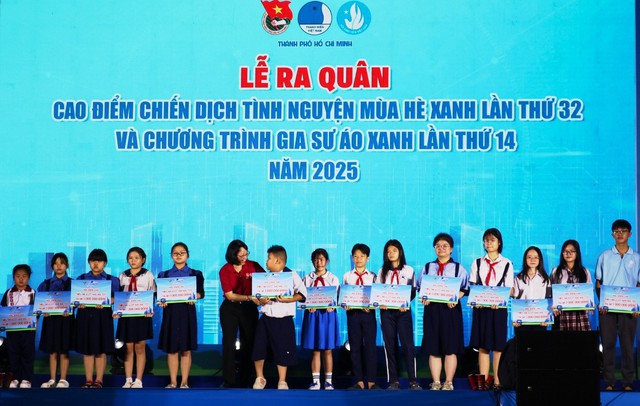 Ban tổ chức trao 20 phần học bổng cho học sinh vượt khó học tốt. Ban tổ chức trao 20 phần học bổng cho học sinh vượt khó học tốt.