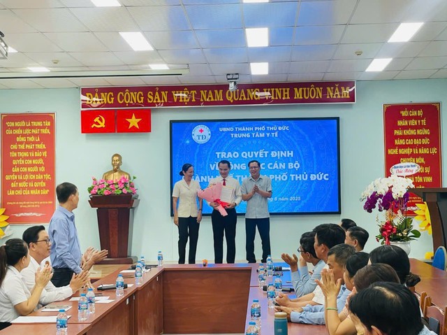 Người thầy thuốc gần dân BS.CKII Trần Thanh Sang trở thành Giám đốc Trung tâm Y tế Tp. Thủ Đức- Ảnh 2. Người thầy thuốc gần dân BS.CKII Trần Thanh Sang trở thành Giám đốc Trung tâm Y tế Tp. Thủ Đức- Ảnh 2.