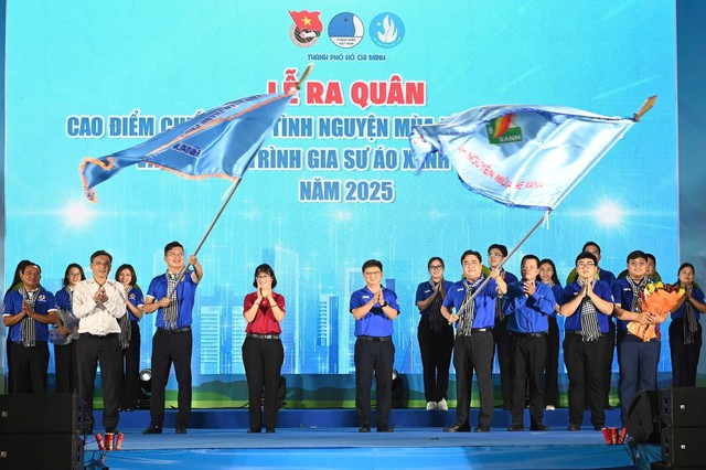 Nghi thức trao cờ xuất quân cho chiến dịch tình nguyện 'Mùa Hè Xanh'. Nghi thức trao cờ xuất quân cho chiến dịch tình nguyện 'Mùa Hè Xanh'.