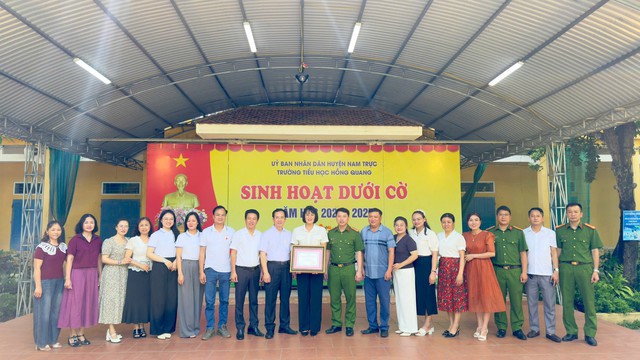 Hiệp hội Phòng cháy chữa cháy và Cứu nạn cứu hộ Việt Nam tri ân cô giáo dũng cảm cứu người giữa dòng sông- Ảnh 1. Hiệp hội Phòng cháy chữa cháy và Cứu nạn cứu hộ Việt Nam tri ân cô giáo dũng cảm cứu người giữa dòng sông- Ảnh 1.