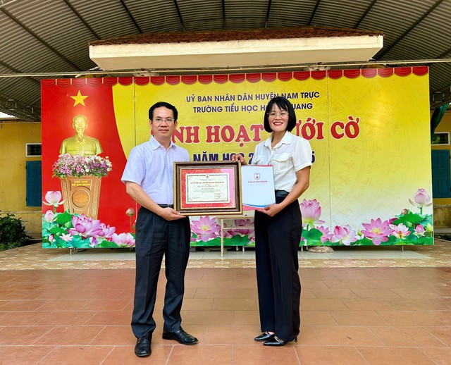 Hiệp hội Phòng cháy chữa cháy và Cứu nạn cứu hộ Việt Nam tri ân cô giáo dũng cảm cứu người giữa dòng sông- Ảnh 3. Hiệp hội Phòng cháy chữa cháy và Cứu nạn cứu hộ Việt Nam tri ân cô giáo dũng cảm cứu người giữa dòng sông- Ảnh 3.
