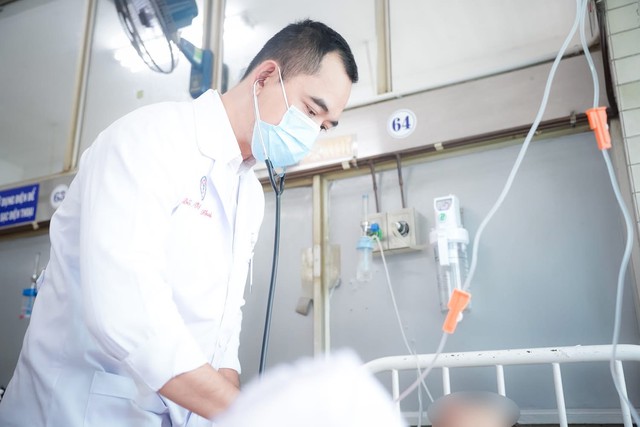 Khẩn trương mổ xuyên đêm cứu bệnh nhân bị đa chấn thương trong vụ sập nhà do mưa lớn, gây tử vong 2 bà cháu- Ảnh 1. Khẩn trương mổ xuyên đêm cứu bệnh nhân bị đa chấn thương trong vụ sập nhà do mưa lớn, gây tử vong 2 bà cháu- Ảnh 1.