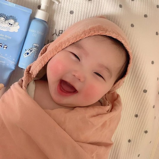 Dân gian có câu "Con hay cười, bố mẹ dễ làm ăn": Đứa trẻ có phúc tướng tự khắc sẽ mang đến vận may cho gia đình- Ảnh 1. Dân nhà cái hi88n có câu "Con hay cười, bố mẹ dễ làm ăn": Đứa trẻ có phúc tướng tự khắc sẽ mang đến vận may cho gia đình- Ảnh 1.