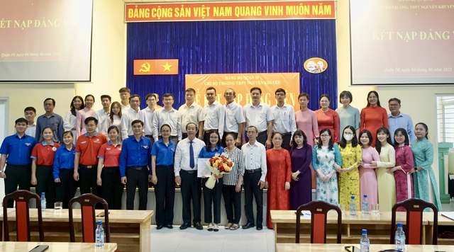 Đảng viên mới Lê Ngọc Mỹ Trâm chụp hình lưu niệm cùng các đại biểu tại buổi lễ.