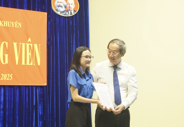 Thầy Hiệu trường Trường THPT Nguyễn Khuyến - Nguyễn Duy Tuyển trao Quyết định cho đồng chí Đảng Viên mới Lê Ngọc Mỹ Trâm
