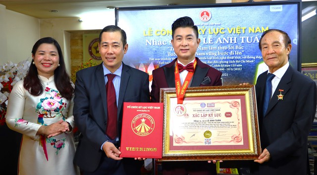 Nhạc sĩ – ca sĩ Lê Anh Tuấn nhận bằng Kỉ lục Việt Nam đúng ngày kỉ niệm Bác Hồ ra đi tìm đường cứu nước- Ảnh 1. Nhạc sĩ – ca sĩ Lê Anh Tuấn nhận bằng Kỉ lục Việt Nam đúng ngày kỉ niệm Bác Hồ ra đi tìm đường cứu nước- Ảnh 1.