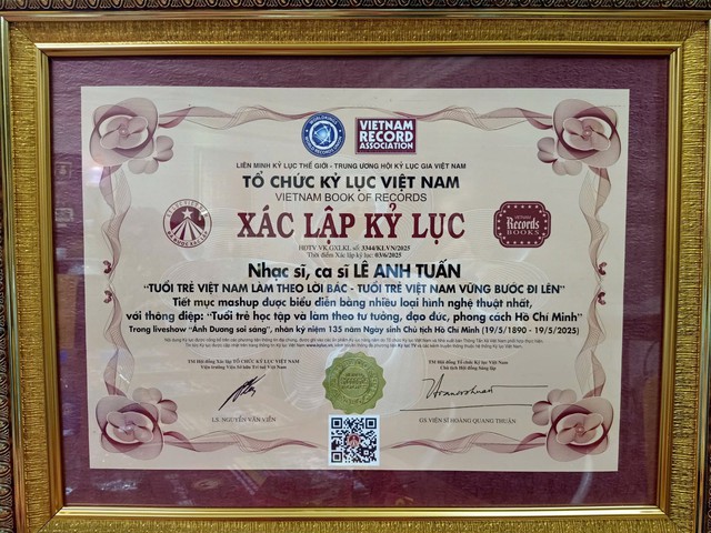 Nhạc sĩ – ca sĩ Lê Anh Tuấn nhận bằng Kỉ lục Việt Nam đúng ngày kỉ niệm Bác Hồ ra đi tìm đường cứu nước- Ảnh 3. Nhạc sĩ – ca sĩ Lê Anh Tuấn nhận bằng Kỉ lục Việt Nam đúng ngày kỉ niệm Bác Hồ ra đi tìm đường cứu nước- Ảnh 3.