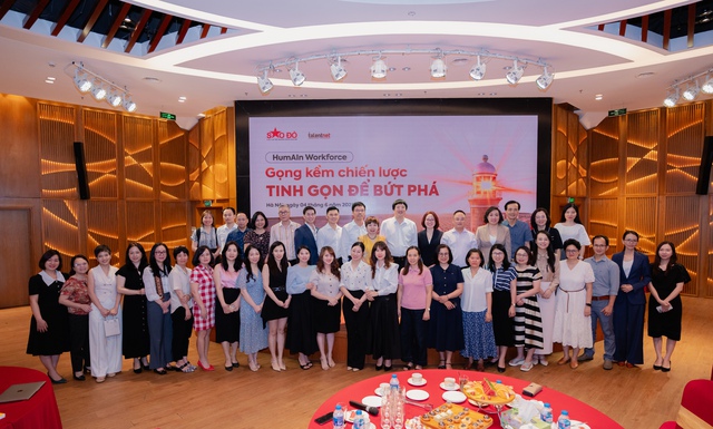Các đại biểu chụp ảnh lưu niệm tại chương trình.