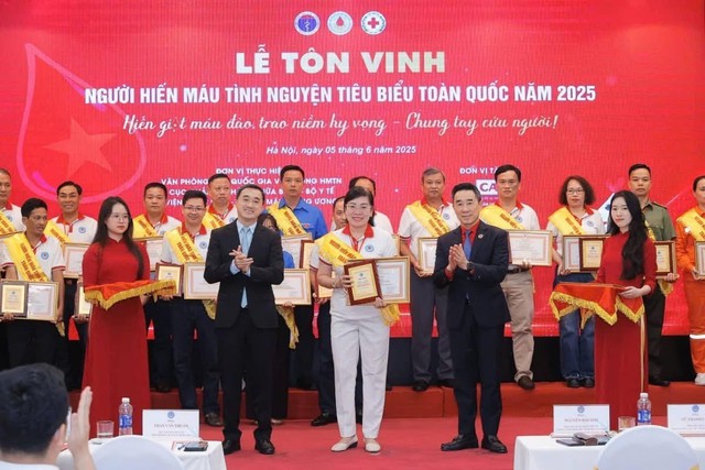 Tôn vinh 100 người hiến máu tình nguyện tiêu biểu toàn quốc năm 2025 – Những trái tim nhân ái lan tỏa sự sống- Ảnh 1. Tôn vinh 100 người hiến máu tình nguyện tiêu biểu toàn quốc năm 2025 – Những trái tim nhân ái lan tỏa sự sống- Ảnh 1.