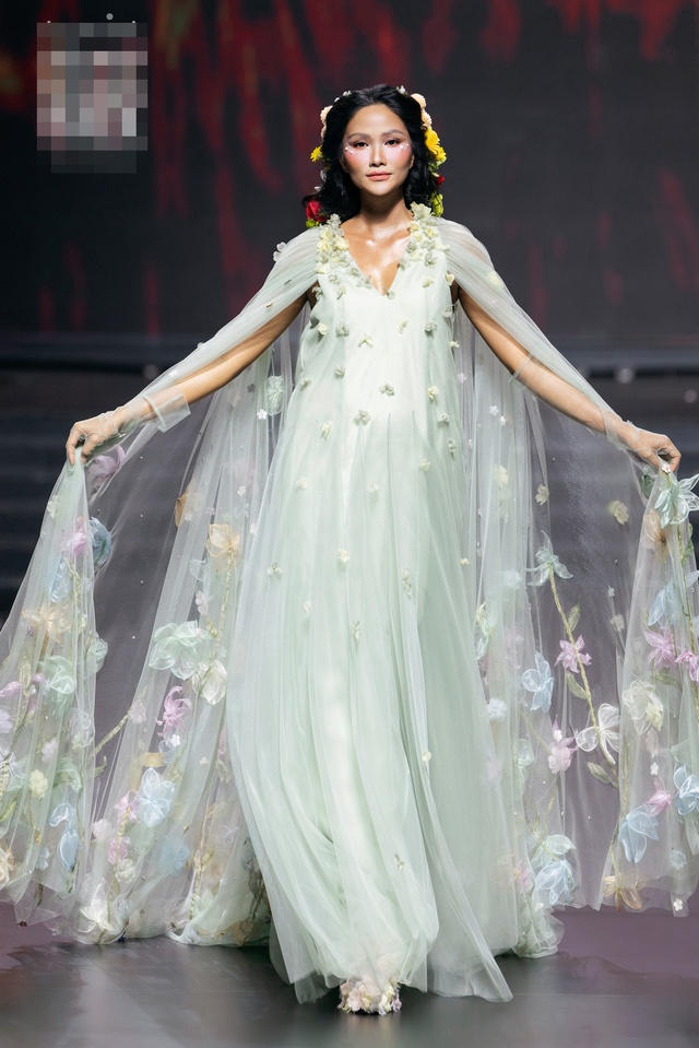 Dàn mỹ nhân đình đám quy tụ trong show diễn của NTK Thảo Nguyễn- Ảnh 3. Dàn mỹ nhân đình đám quy tụ trong show diễn của NTK Thảo Nguyễn- Ảnh 3.