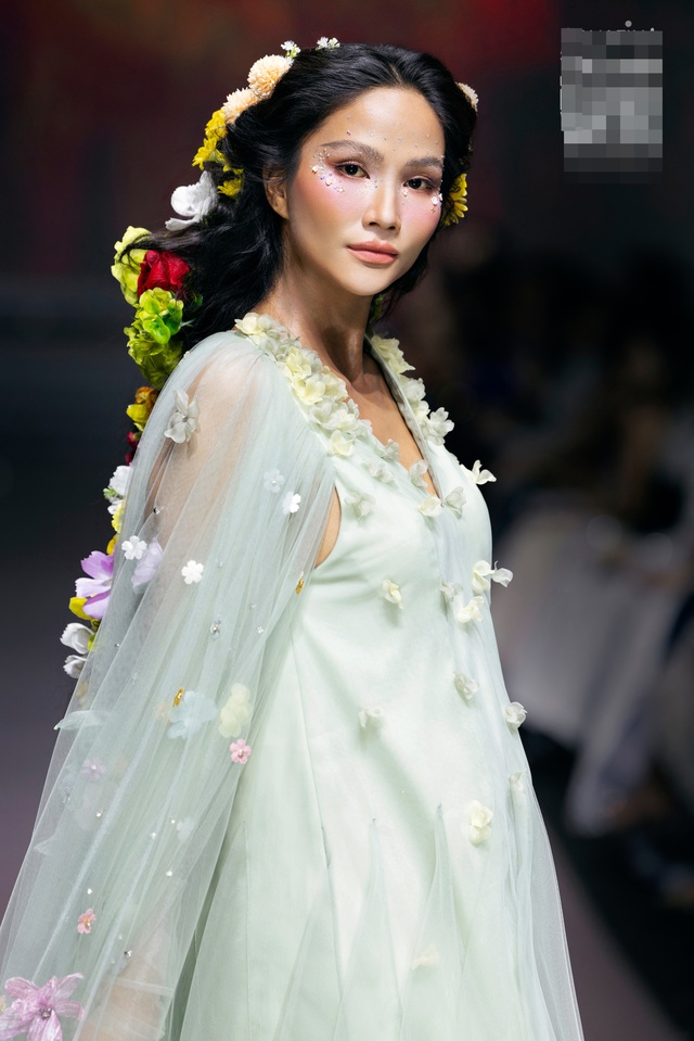 Dàn mỹ nhân đình đám quy tụ trong show diễn của NTK Thảo Nguyễn- Ảnh 2. Dàn mỹ nhân đình đám quy tụ trong show diễn của NTK Thảo Nguyễn- Ảnh 2.