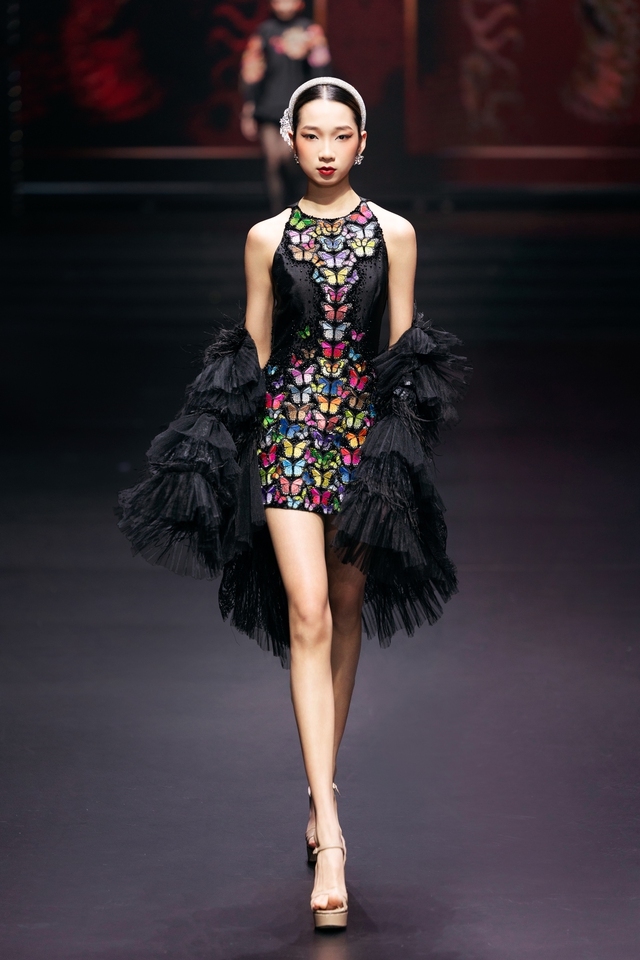 Sao mai Thu Hằng xinh đẹp nổi bật, hát mở màn show thời trang của Cao Minh Tiến- Ảnh 10. Sao mai Thu Hằng xinh đẹp nổi bật, hát mở màn show thời trang của Cao Minh Tiến- Ảnh 10.