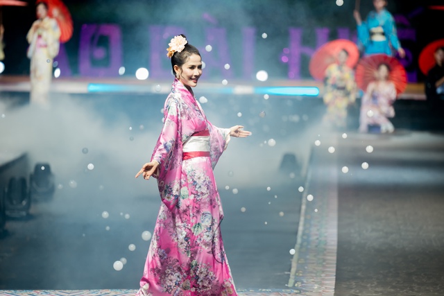Hoa hậu Phan Thị Mơ đắt show sự kiện, tiết lộ chuyện xây nhà tiền tỷ tặng ba mẹ- Ảnh 4. Hoa hậu Phan Thị Mơ đắt show sự kiện, tiết lộ chuyện xây nhà tiền tỷ tặng ba mẹ- Ảnh 4.