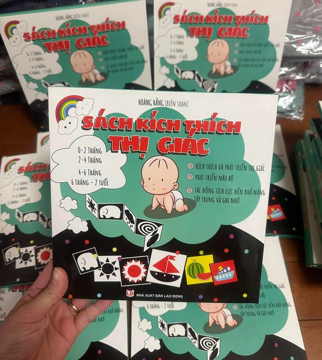 Bé Nubi nhà Võ Hoàng Yến thích xem sách từ lúc mới sinh, hội bỉm sữa nhìn phát là nhận ra ngay bộ 