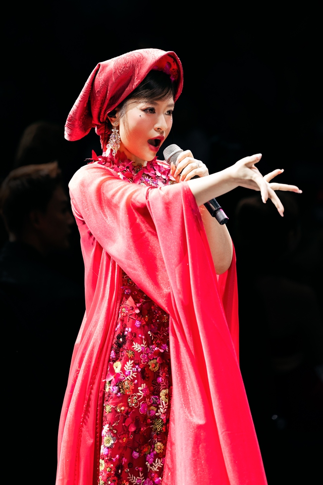 Sao mai Thu Hằng xinh đẹp nổi bật, hát mở màn show thời trang của Cao Minh Tiến- Ảnh 2. Sao mai Thu Hằng xinh đẹp nổi bật, hát mở màn show thời trang của Cao Minh Tiến- Ảnh 2.