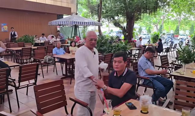 Hai ông trùm Điền Quân gặp nhau sau khi phá sản, Khương Dừa nói thẳng 1 điều với Color Man- Ảnh 1. Hai ông trùm Điền Quân gặp nhau sau khi phá sản, Khương Dừa nói thẳng 1 điều với Color Man- Ảnh 1.