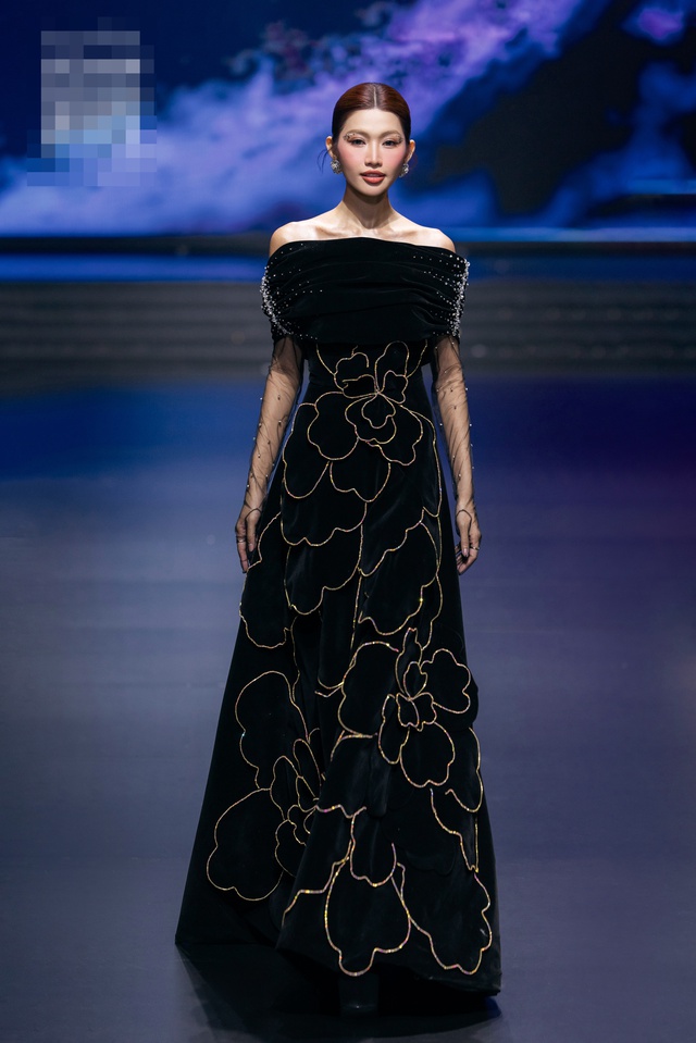Chế Nguyễn Quỳnh Châu xuất hiện sắc sảo, khoe dáng nuột nà trên sàn catwalk- Ảnh 1. Chế Nguyễn Quỳnh Châu xuất hiện sắc sảo, khoe dáng nuột nà trên sàn catwalk- Ảnh 1.