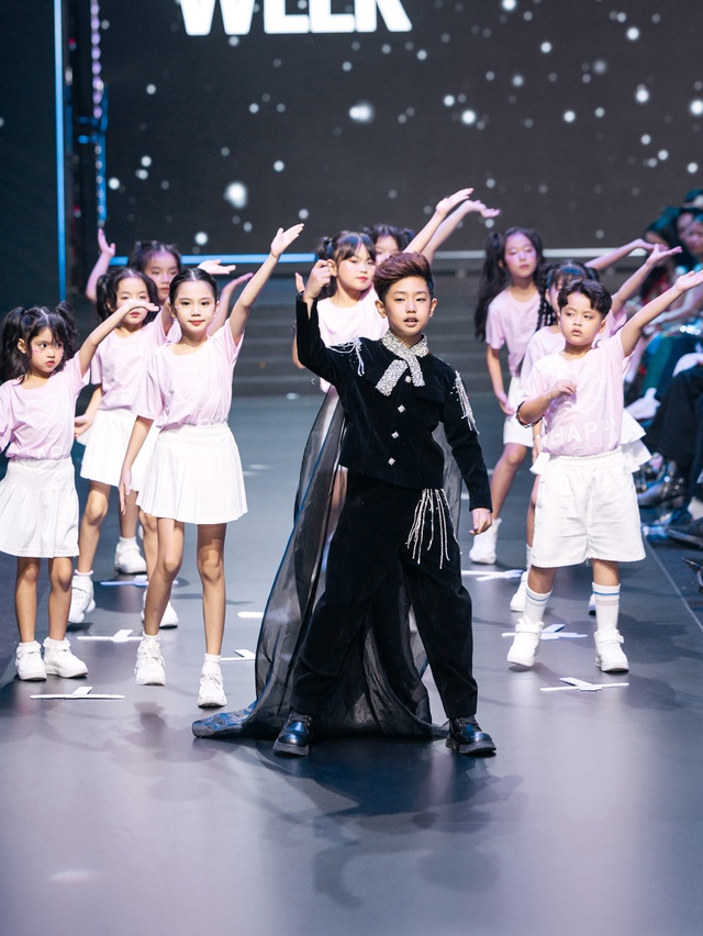 Mẫu nh&iacute; 7 tuổi khiến s&acirc;n khấu thời trang b&ugrave;ng nổ bằng m&agrave;n nhảy mở m&agrave;n cực "chất"- Ảnh 2.