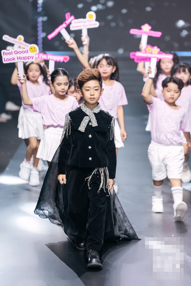 Mẫu nh&iacute; 7 tuổi khiến s&acirc;n khấu thời trang b&ugrave;ng nổ bằng m&agrave;n nhảy mở m&agrave;n cực "chất"- Ảnh 1.