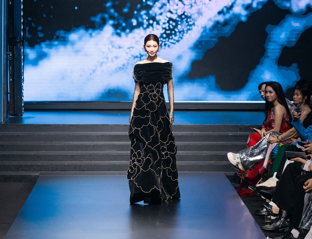 Chế Nguyễn Quỳnh Châu xuất hiện sắc sảo, khoe dáng nuột nà trên sàn catwalk- Ảnh 2. Chế Nguyễn Quỳnh Châu xuất hiện sắc sảo, khoe dáng nuột nà trên sàn catwalk- Ảnh 2.