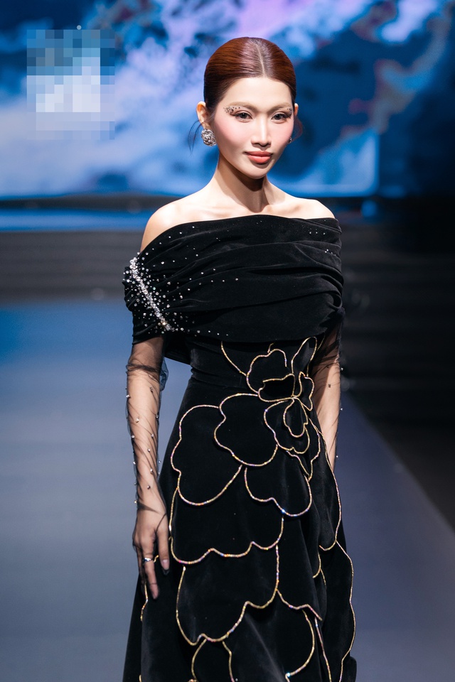 Chế Nguyễn Quỳnh Châu xuất hiện sắc sảo, khoe dáng nuột nà trên sàn catwalk- Ảnh 3. Chế Nguyễn Quỳnh Châu xuất hiện sắc sảo, khoe dáng nuột nà trên sàn catwalk- Ảnh 3.