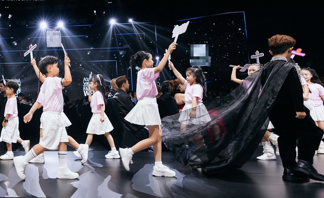 Mẫu nh&iacute; 7 tuổi khiến s&acirc;n khấu thời trang b&ugrave;ng nổ bằng m&agrave;n nhảy mở m&agrave;n cực "chất"- Ảnh 3.