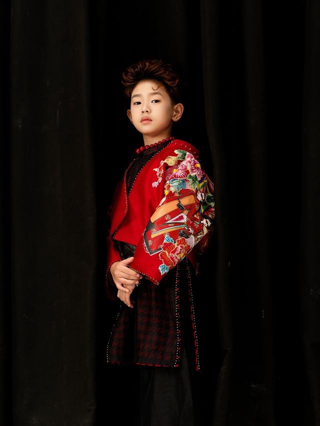 Mẫu nh&iacute; 7 tuổi khiến s&acirc;n khấu thời trang b&ugrave;ng nổ bằng m&agrave;n nhảy mở m&agrave;n cực "chất"- Ảnh 4.