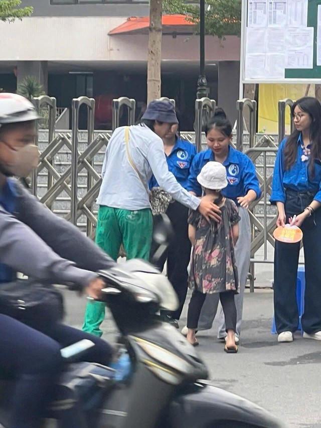 Chuyện chưa kể phía sau khoảnh khắc nam sinh đi thi lớp 10 dắt theo cả em gái gây xúc động nhất hôm nay- Ảnh 1. Chuyện chưa kể phía sau khoảnh khắc nam sinh đi thi lớp 10 dắt theo cả em gái gây xúc động nhất hôm nay- Ảnh 1.