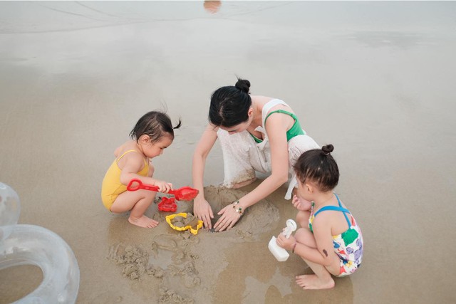 Những bức hình đi biển cực xinh của Pam khiến fan giật mình nhận ra "em bé mặt vuông" lớn nhanh quá rồi!- Ảnh 1.