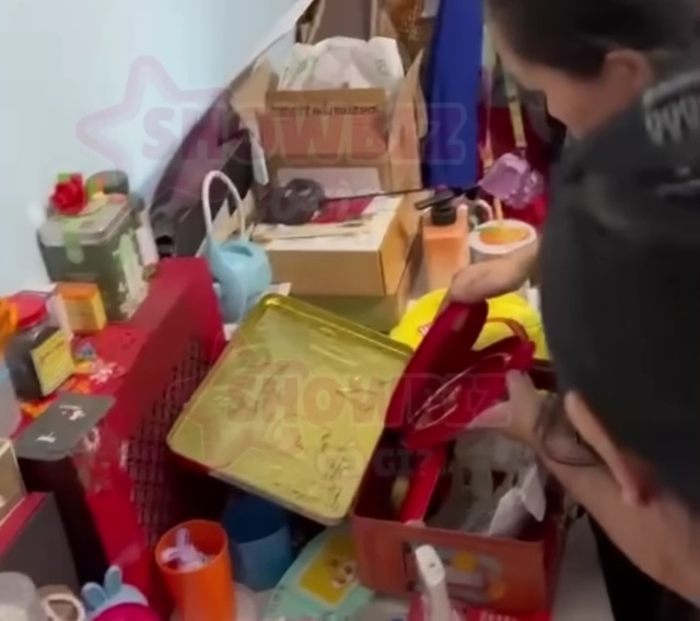 Cháu gái về nhà cố NSƯT Vũ Linh dọn đồ, để lộ nhiều vàng và tiền mặt- Ảnh 1. Cháu gái về nhà cố NSƯT Vũ Linh dọn đồ, để lộ nhiều vàng và tiền mặt- Ảnh 1.