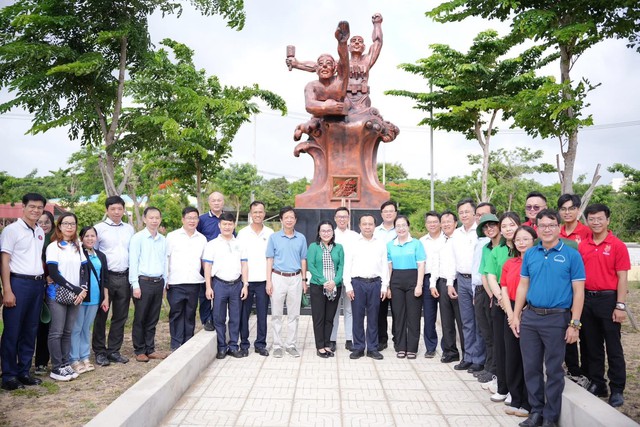 Đại học Quốc gia thành phố Hồ Chí Minh đạt bước đột phá với đảng viên trẻ và học tập theo tư tưởng, đạo đức, phong cách Hồ Chí Minh- Ảnh 4. Đại học Quốc gia thành phố Hồ Chí Minh đạt bước đột phá với đảng viên trẻ và học tập theo tư tưởng, đạo đức, phong cách Hồ Chí Minh- Ảnh 4.