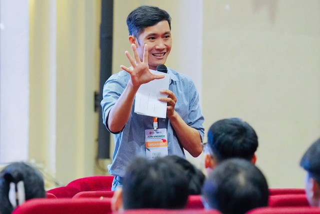 Giảng viên ĐHQG-HCM trao đổi với sinh viên về kế hoạch học tập, làm việc trong hai tuần tới. Giảng viên ĐHQG-HCM trao đổi với sinh viên về kế hoạch học tập, làm việc trong hai tuần tới.