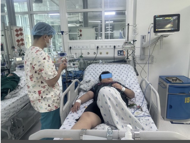 Trẻ T. N. M. Kh. 12 tuổi, nam, dư cân béo phì, chẩn đoán sốc sốt xuất huyết nặng N4, rối loạn đông máu, xuất huyết tiêu hóa, tổn thương gan, suy hô hấp nặng, được truyền dịch chống sốc, truyền máu, huyết tương tươi đông lạnh, kết tủa lạnh, tiểu cầu đậm đặc Trẻ T. N. M. Kh. 12 tuổi, nam, dư cân béo phì, chẩn đoán sốc sốt xuất huyết nặng N4, rối loạn đông máu, xuất huyết tiêu hóa, tổn thương gan, suy hô hấp nặng, được truyền dịch chống sốc, truyền máu, huyết tương tươi đông lạnh, kết tủa lạnh, tiểu cầu đậm đặc
