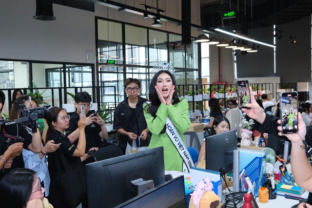 Tân Hoa hậu Hoàn vũ Việt Nam - Phương Linh về thăm công ty và đồng nghiệp, nhận sứ mệnh mới sau đăng quang- Ảnh 5. Tân Hoa hậu Hoàn vũ Việt Nam - Phương Linh về thăm công ty và đồng nghiệp, nhận sứ mệnh mới sau đăng quang- Ảnh 5.