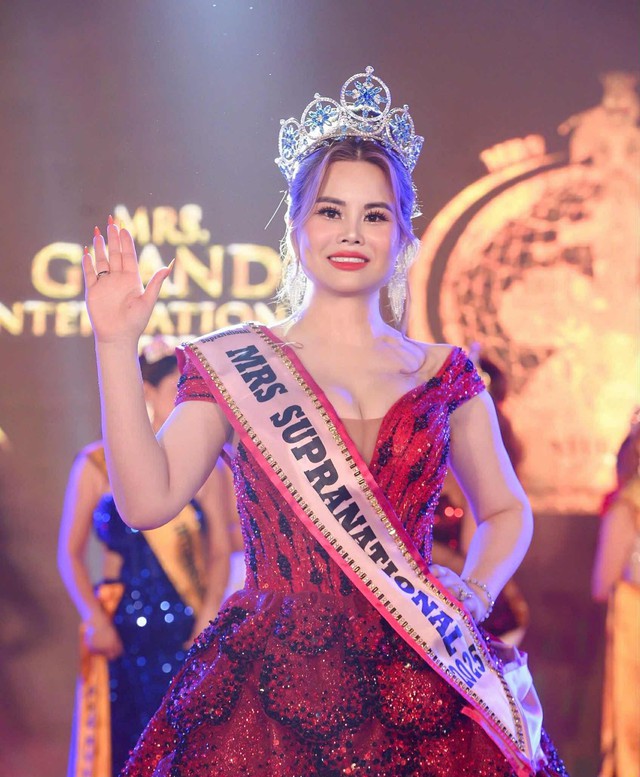 Tiến sĩ chuyên ngành côn trùng Nguyễn Thị Huyên đăng quang Hoa hậu Quý bà Siêu quốc gia 2025- Ảnh 1. Tiến sĩ chuyên ngành côn trùng Nguyễn Thị Huyên đăng quang Hoa hậu Quý bà Siêu quốc gia 2025- Ảnh 1.