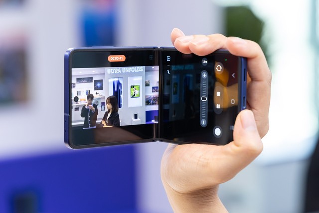 Galaxy Z Flip7: Sức mạnh AI, phong cách gập gọn- Ảnh 7.