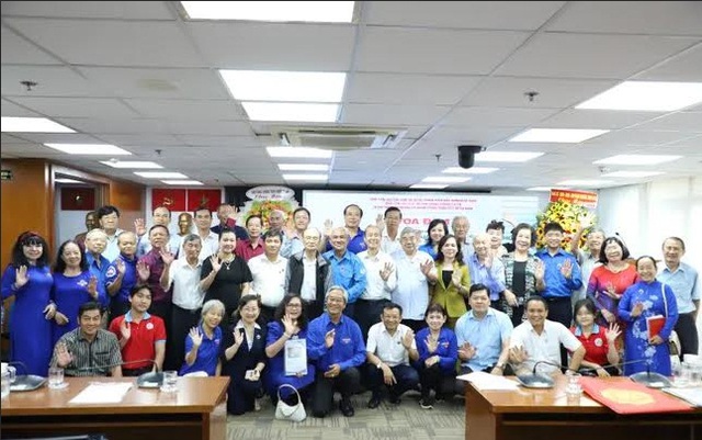 Các thế hệ cựu cán bộ đoàn chụp hình lưu niệm củng các bạn trẻ tại tọa đàm. Các thế hệ cựu cán bộ đoàn chụp hình lưu niệm củng các bạn trẻ tại tọa đàm.