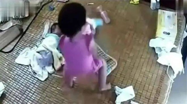 Mẹ trẻ vội đi vệ sinh, để con gái 5 tuổi trông cặp sinh đôi mới đầy tháng và bi kịch đã xảy ra ngay sau đó- Ảnh 2.