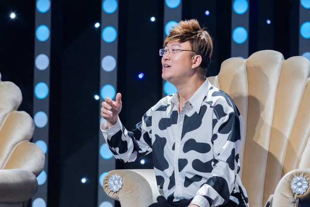 Nam ca sĩ bị giật đứt c&uacute;c &aacute;o, c&agrave;o cấu tới t&iacute;m bầm người- Ảnh 1.