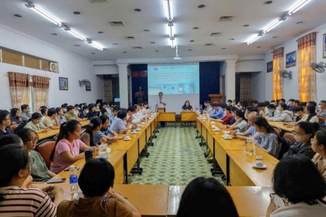 TS.BS. Huỳnh Minh Chín, Phó Giám đốc Sở Y tế phát biểu tại buổi bốc thăm phân bổ bác sĩ khóa 4 của chương trình về thực hành tại Trạm Y tế. TS.BS. Huỳnh Minh Chín, Phó Giám đốc Sở Y tế phát biểu tại buổi bốc thăm phân bổ bác sĩ khóa 4 của chương trình về thực hành tại Trạm Y tế.