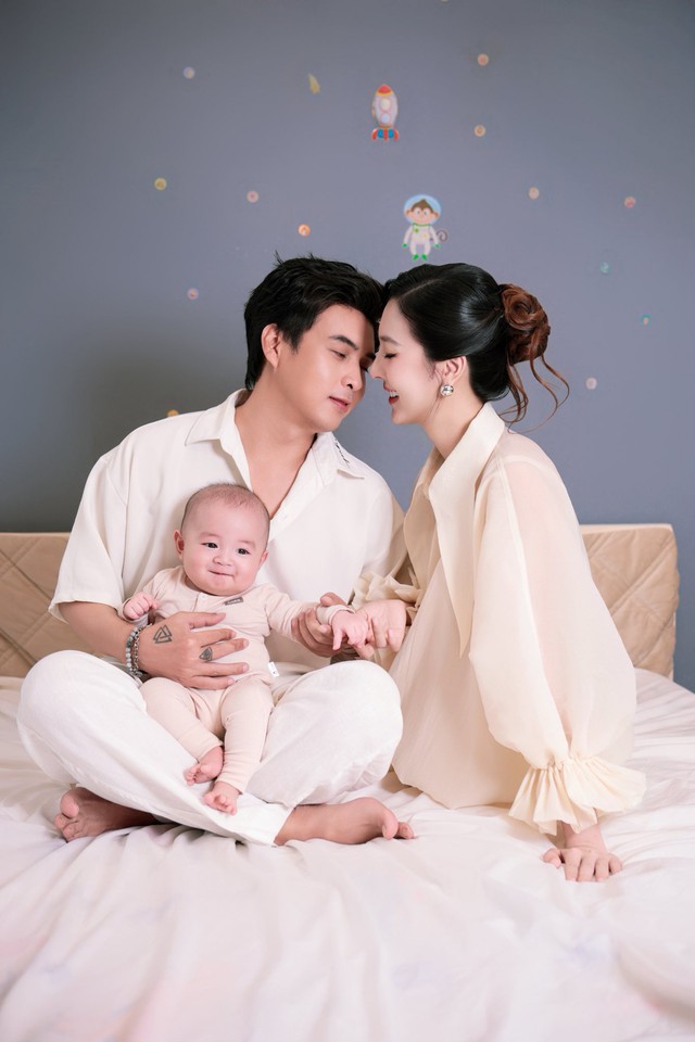 Khoe ảnh con trai mới 5 tháng tuổi, Hồ Quang Hiếu khiến dân tình phát sốt vì nụ cười Khoe ảnh con trai mới 5 tháng tuổi, Hồ Quang Hiếu khiến dân tình phát sốt vì nụ cười