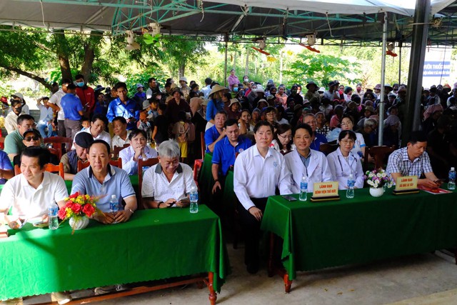 Lan tỏa yêu thương từ trái tim ngành y: Khám bệnh, tặng quà và trao học bổng tại xã Bác Ái Tây, Khánh Hòa- Ảnh 4.