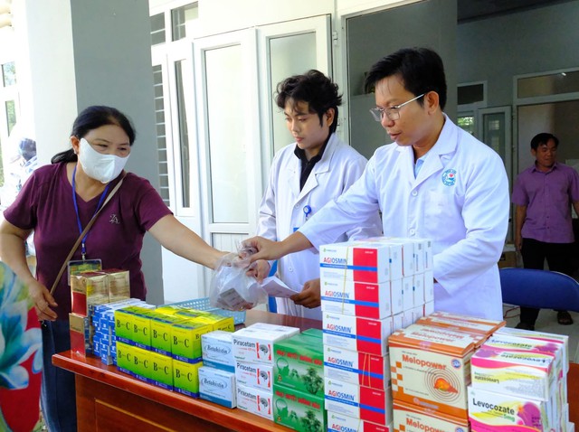 Lan tỏa yêu thương từ trái tim ngành y: Khám bệnh, tặng quà và trao học bổng tại xã Bác Ái Tây, Khánh Hòa- Ảnh 2.